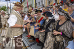 28.06.2026,  Frundsbergfest Mindelheim 2026, ein bekanntes Historisches-Fest im Unterallgäu mit tausenden Mitwirkenden. Die Kreisstadt Mindelheim kehrt für eine Woche ins Mittelalter zurück und feiert ihre historische Geschichte. Am heutigen Sonntag zieht sich der Historische Festzug durch die geschmückte Altstatdt. Memminger Bettlergruppe bei den Ehrengästen an der Tribüne, Politiker Bernhard Pohl, Franz Josef Pschierer mit Frau. 