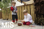 28.06.2026,  Frundsbergfest Mindelheim 2026, ein bekanntes Historisches-Fest im Unterallgäu mit tausenden Mitwirkenden. Die Kreisstadt Mindelheim kehrt für eine Woche ins Mittelalter zurück und feiert ihre historische Geschichte. Am heutigen Sonntag zieht sich der Historische Festzug durch die geschmückte Altstatdt. Kinder sammeln Geld am Strassenrand.