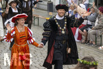 28.06.2026,  Frundsbergfest Mindelheim 2026, ein bekanntes Historisches-Fest im Unterallgäu mit tausenden Mitwirkenden. Die Kreisstadt Mindelheim kehrt für eine Woche ins Mittelalter zurück und feiert ihre historische Geschichte. Am heutigen Sonntag zieht sich der Historische Festzug durch die geschmückte Altstatdt.  Bürgermeister Michael Schindler (re) mit Frau.