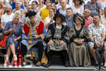 28.06.2026,  Frundsbergfest Mindelheim 2026, ein bekanntes Historisches-Fest im Unterallgäu mit tausenden Mitwirkenden. Die Kreisstadt Mindelheim kehrt für eine Woche ins Mittelalter zurück und feiert ihre historische Geschichte. Am heutigen Sonntag zieht sich der Historische Festzug durch die geschmückte Altstatdt. Ehrengäste an der Tribüne,  Politiker Bernhard Pohl, Franz Josef Pschierer mit Frau.