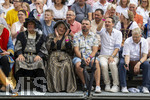 28.06.2026,  Frundsbergfest Mindelheim 2026, ein bekanntes Historisches-Fest im Unterallgäu mit tausenden Mitwirkenden. Die Kreisstadt Mindelheim kehrt für eine Woche ins Mittelalter zurück und feiert ihre historische Geschichte. Am heutigen Sonntag zieht sich der Historische Festzug durch die geschmückte Altstatdt. Ehrengäste an der Tribüne,  Franz Josef Pschierer mit Frau. Peter Wachler (re, MdL)