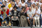 28.06.2026,  Frundsbergfest Mindelheim 2026, ein bekanntes Historisches-Fest im Unterallgäu mit tausenden Mitwirkenden. Die Kreisstadt Mindelheim kehrt für eine Woche ins Mittelalter zurück und feiert ihre historische Geschichte. Am heutigen Sonntag zieht sich der Historische Festzug durch die geschmückte Altstatdt. Ehrengäste an der Tribüne,  Politiker Bernhard Pohl, Franz Josef Pschierer mit Frau. Peter Wachler (re, MdL)