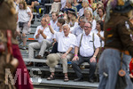 28.06.2026,  Frundsbergfest Mindelheim 2026, ein bekanntes Historisches-Fest im Unterallgäu mit tausenden Mitwirkenden. Die Kreisstadt Mindelheim kehrt für eine Woche ins Mittelalter zurück und feiert ihre historische Geschichte. Am heutigen Sonntag zieht sich der Historische Festzug durch die geschmückte Altstatdt. Ehrengäste an der Tribüne,  Ex-Bürgermeister Erich Meier (li)  