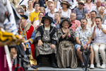 28.06.2026,  Frundsbergfest Mindelheim 2026, ein bekanntes Historisches-Fest im Unterallgäu mit tausenden Mitwirkenden. Die Kreisstadt Mindelheim kehrt für eine Woche ins Mittelalter zurück und feiert ihre historische Geschichte. Am heutigen Sonntag zieht sich der Historische Festzug durch die geschmückte Altstatdt. Ehrengäste an der Tribüne,  Politiker Bernhard Pohl, Franz Josef Pschierer mit Frau. Peter Wachler (re, MdL)
