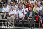 28.06.2026,  Frundsbergfest Mindelheim 2026, ein bekanntes Historisches-Fest im Unterallgäu mit tausenden Mitwirkenden. Die Kreisstadt Mindelheim kehrt für eine Woche ins Mittelalter zurück und feiert ihre historische Geschichte. Am heutigen Sonntag zieht sich der Historische Festzug durch die geschmückte Altstatdt. Ehrengäste an der Tribüne,  Ex-Bürgermeister Erich Meier (li) re: Stefan Bosse, Bürgermeister Kaufbeuren.
