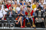 28.06.2026,  Frundsbergfest Mindelheim 2026, ein bekanntes Historisches-Fest im Unterallgäu mit tausenden Mitwirkenden. Die Kreisstadt Mindelheim kehrt für eine Woche ins Mittelalter zurück und feiert ihre historische Geschichte. Am heutigen Sonntag zieht sich der Historische Festzug durch die geschmückte Altstatdt. Ehrengäste an der Tribüne,  Politiker Bernhard Pohl, Stefan Bosse Bürgermeister Kaufbeuren (li) re: Franz-Josef Pschierer