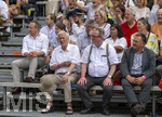 28.06.2026,  Frundsbergfest Mindelheim 2026, ein bekanntes Historisches-Fest im Unterallgäu mit tausenden Mitwirkenden. Die Kreisstadt Mindelheim kehrt für eine Woche ins Mittelalter zurück und feiert ihre historische Geschichte. Am heutigen Sonntag zieht sich der Historische Festzug durch die geschmückte Altstatdt. Ehrengäste an der Tribüne,  Ex-Bürgermeister Erich Meier (li)  