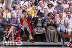 28.06.2026,  Frundsbergfest Mindelheim 2026, ein bekanntes Historisches-Fest im Unterallgäu mit tausenden Mitwirkenden. Die Kreisstadt Mindelheim kehrt für eine Woche ins Mittelalter zurück und feiert ihre historische Geschichte. Am heutigen Sonntag zieht sich der Historische Festzug durch die geschmückte Altstatdt. Ehrengäste an der Tribüne,  Politiker Bernhard Pohl, Stefan Bosse Bürgermeister Kaufbeuren (li) re: Franz-Josef Pschierer