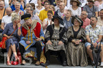 28.06.2026,  Frundsbergfest Mindelheim 2026, ein bekanntes Historisches-Fest im Unterallgäu mit tausenden Mitwirkenden. Die Kreisstadt Mindelheim kehrt für eine Woche ins Mittelalter zurück und feiert ihre historische Geschichte. Am heutigen Sonntag zieht sich der Historische Festzug durch die geschmückte Altstatdt. Ehrengäste an der Tribüne,  Politiker Bernhard Pohl, Franz Josef Pschierer mit Frau.