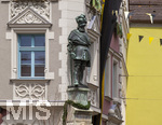28.06.2026,  Frundsbergfest Mindelheim 2026, ein bekanntes Historisches-Fest im Unterallgäu mit tausenden Mitwirkenden. Die Kreisstadt Mindelheim kehrt für eine Woche ins Mittelalter zurück und feiert ihre historische Geschichte. Am heutigen Sonntag zieht sich der Historische Festzug durch die geschmückte Altstatdt. Statue von Jörg von Frundsberg auf dem Ecksockel am Rathaus. 