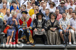 28.06.2026,  Frundsbergfest Mindelheim 2026, ein bekanntes Historisches-Fest im Unterallgäu mit tausenden Mitwirkenden. Die Kreisstadt Mindelheim kehrt für eine Woche ins Mittelalter zurück und feiert ihre historische Geschichte. Am heutigen Sonntag zieht sich der Historische Festzug durch die geschmückte Altstatdt. Ehrengäste an der Tribüne,  Politiker Bernhard Pohl, Franz Josef Pschierer mit Frau. 