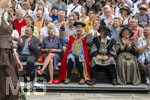 28.06.2026,  Frundsbergfest Mindelheim 2026, ein bekanntes Historisches-Fest im Unterallgäu mit tausenden Mitwirkenden. Die Kreisstadt Mindelheim kehrt für eine Woche ins Mittelalter zurück und feiert ihre historische Geschichte. Am heutigen Sonntag zieht sich der Historische Festzug durch die geschmückte Altstatdt. Ehrengäste an der Tribüne,  Politiker Bernhard Pohl, Franz Josef Pschierer mit Frau.