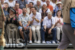 28.06.2026,  Frundsbergfest Mindelheim 2026, ein bekanntes Historisches-Fest im Unterallgäu mit tausenden Mitwirkenden. Die Kreisstadt Mindelheim kehrt für eine Woche ins Mittelalter zurück und feiert ihre historische Geschichte. Am heutigen Sonntag zieht sich der Historische Festzug durch die geschmückte Altstatdt. Ehrengäste an der Tribüne,  Franz Josef Pschierer mit Frau. Peter Wachler ( MdL), Stefan Winter (Ex-Bürgermeister Mindelheim)