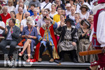 28.06.2026,  Frundsbergfest Mindelheim 2026, ein bekanntes Historisches-Fest im Unterallgäu mit tausenden Mitwirkenden. Die Kreisstadt Mindelheim kehrt für eine Woche ins Mittelalter zurück und feiert ihre historische Geschichte. Am heutigen Sonntag zieht sich der Historische Festzug durch die geschmückte Altstatdt. Ehrengäste an der Tribüne,  Politiker Bernhard Pohl, Stefan Bosse Bürgermeister Kaufbeuren (li) re: Franz-Josef Pschierer