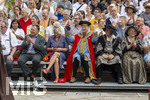 28.06.2026,  Frundsbergfest Mindelheim 2026, ein bekanntes Historisches-Fest im Unterallgäu mit tausenden Mitwirkenden. Die Kreisstadt Mindelheim kehrt für eine Woche ins Mittelalter zurück und feiert ihre historische Geschichte. Am heutigen Sonntag zieht sich der Historische Festzug durch die geschmückte Altstatdt. Ehrengäste an der Tribüne,  Politiker Bernhard Pohl, Franz Josef Pschierer mit Frau.