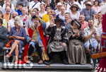 28.06.2026,  Frundsbergfest Mindelheim 2026, ein bekanntes Historisches-Fest im Unterallgäu mit tausenden Mitwirkenden. Die Kreisstadt Mindelheim kehrt für eine Woche ins Mittelalter zurück und feiert ihre historische Geschichte. Am heutigen Sonntag zieht sich der Historische Festzug durch die geschmückte Altstatdt. Ehrengäste an der Tribüne,  Politiker Bernhard Pohl, Stefan Bosse Bürgermeister Kaufbeuren (li) re: Franz-Josef Pschierer