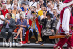 28.06.2026,  Frundsbergfest Mindelheim 2026, ein bekanntes Historisches-Fest im Unterallgäu mit tausenden Mitwirkenden. Die Kreisstadt Mindelheim kehrt für eine Woche ins Mittelalter zurück und feiert ihre historische Geschichte. Am heutigen Sonntag zieht sich der Historische Festzug durch die geschmückte Altstatdt. Ehrengäste an der Tribüne,  Politiker Bernhard Pohl, Stefan Bosse Bürgermeister Kaufbeuren (li) re: Franz-Josef Pschierer