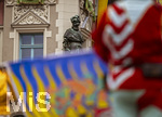28.06.2026,  Frundsbergfest Mindelheim 2026, ein bekanntes Historisches-Fest im Unterallgäu mit tausenden Mitwirkenden. Die Kreisstadt Mindelheim kehrt für eine Woche ins Mittelalter zurück und feiert ihre historische Geschichte. Am heutigen Sonntag zieht sich der Historische Festzug durch die geschmückte Altstatdt.  Fahnenschwinger Sbandieratori Sansepolcro, aus Italien am Marienplatz, Statue von Jörg von Frundsberg auf dem Ecksockel am Rathaus.