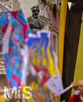28.06.2026,  Frundsbergfest Mindelheim 2026, ein bekanntes Historisches-Fest im Unterallgäu mit tausenden Mitwirkenden. Die Kreisstadt Mindelheim kehrt für eine Woche ins Mittelalter zurück und feiert ihre historische Geschichte. Am heutigen Sonntag zieht sich der Historische Festzug durch die geschmückte Altstatdt.  Fahnenschwinger Sbandieratori Sansepolcro, aus Italien am Marienplatz, Statue von Jörg von Frundsberg auf dem Ecksockel am Rathaus.