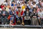 28.06.2026,  Frundsbergfest Mindelheim 2026, ein bekanntes Historisches-Fest im Unterallgäu mit tausenden Mitwirkenden. Die Kreisstadt Mindelheim kehrt für eine Woche ins Mittelalter zurück und feiert ihre historische Geschichte. Am heutigen Sonntag zieht sich der Historische Festzug durch die geschmückte Altstatdt. Ehrengäste an der Tribüne,  Politiker Bernhard Pohl, Franz Josef Pschierer mit Frau. liu: Stefan Bosse (Kaufbeuren Bürgermeister)