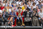 28.06.2026,  Frundsbergfest Mindelheim 2026, ein bekanntes Historisches-Fest im Unterallgäu mit tausenden Mitwirkenden. Die Kreisstadt Mindelheim kehrt für eine Woche ins Mittelalter zurück und feiert ihre historische Geschichte. Am heutigen Sonntag zieht sich der Historische Festzug durch die geschmückte Altstatdt. Ehrengäste an der Tribüne,  Politiker Bernhard Pohl, Stefan Bosse Bürgermeister Kaufbeuren (li) re: Franz-Josef Pschierer