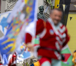 28.06.2026,  Frundsbergfest Mindelheim 2026, ein bekanntes Historisches-Fest im Unterallgäu mit tausenden Mitwirkenden. Die Kreisstadt Mindelheim kehrt für eine Woche ins Mittelalter zurück und feiert ihre historische Geschichte. Am heutigen Sonntag zieht sich der Historische Festzug durch die geschmückte Altstatdt.  Fahnenschwinger Sbandieratori Sansepolcro, aus Italien am Marienplatz, Statue von Jörg von Frundsberg auf dem Ecksockel am Rathaus.