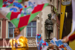 28.06.2026,  Frundsbergfest Mindelheim 2026, ein bekanntes Historisches-Fest im Unterallgäu mit tausenden Mitwirkenden. Die Kreisstadt Mindelheim kehrt für eine Woche ins Mittelalter zurück und feiert ihre historische Geschichte. Am heutigen Sonntag zieht sich der Historische Festzug durch die geschmückte Altstatdt.  Fahnenschwinger Sbandieratori Sansepolcro, aus Italien am Marienplatz, Statue von Jörg von Frundsberg auf dem Ecksockel am Rathaus.