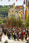 28.06.2026,  Frundsbergfest Mindelheim 2026, ein bekanntes Historisches-Fest im Unterallgäu mit tausenden Mitwirkenden. Die Kreisstadt Mindelheim kehrt für eine Woche ins Mittelalter zurück und feiert ihre historische Geschichte. Am heutigen Sonntag zieht sich der Historische Festzug durch die geschmückte Altstatdt.  