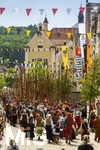 28.06.2026,  Frundsbergfest Mindelheim 2026, ein bekanntes Historisches-Fest im Unterallgäu mit tausenden Mitwirkenden. Die Kreisstadt Mindelheim kehrt für eine Woche ins Mittelalter zurück und feiert ihre historische Geschichte. Am heutigen Sonntag zieht sich der Historische Festzug durch die geschmückte Altstatdt.  