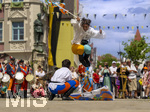 28.06.2026,  Frundsbergfest Mindelheim 2026, ein bekanntes Historisches-Fest im Unterallgäu mit tausenden Mitwirkenden. Die Kreisstadt Mindelheim kehrt für eine Woche ins Mittelalter zurück und feiert ihre historische Geschichte. Am heutigen Sonntag zieht sich der Historische Festzug durch die geschmückte Altstatdt.  Fahnenschwinger Sbandieratori Sansepolcro, aus Italien am Marienplatz