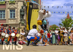 28.06.2026,  Frundsbergfest Mindelheim 2026, ein bekanntes Historisches-Fest im Unterallgäu mit tausenden Mitwirkenden. Die Kreisstadt Mindelheim kehrt für eine Woche ins Mittelalter zurück und feiert ihre historische Geschichte. Am heutigen Sonntag zieht sich der Historische Festzug durch die geschmückte Altstatdt.  Fahnenschwinger Sbandieratori Sansepolcro, aus Italien am Marienplatz