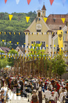 28.06.2026,  Frundsbergfest Mindelheim 2026, ein bekanntes Historisches-Fest im Unterallgäu mit tausenden Mitwirkenden. Die Kreisstadt Mindelheim kehrt für eine Woche ins Mittelalter zurück und feiert ihre historische Geschichte. Am heutigen Sonntag zieht sich der Historische Festzug durch die geschmückte Altstatdt.  