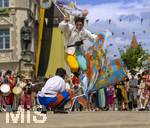 28.06.2026,  Frundsbergfest Mindelheim 2026, ein bekanntes Historisches-Fest im Unterallgäu mit tausenden Mitwirkenden. Die Kreisstadt Mindelheim kehrt für eine Woche ins Mittelalter zurück und feiert ihre historische Geschichte. Am heutigen Sonntag zieht sich der Historische Festzug durch die geschmückte Altstatdt.  Fahnenschwinger Sbandieratori Sansepolcro, aus Italien am Marienplatz