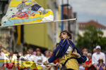 28.06.2026,  Frundsbergfest Mindelheim 2026, ein bekanntes Historisches-Fest im Unterallgäu mit tausenden Mitwirkenden. Die Kreisstadt Mindelheim kehrt für eine Woche ins Mittelalter zurück und feiert ihre historische Geschichte. Am heutigen Sonntag zieht sich der Historische Festzug durch die geschmückte Altstatdt.  Fahnenschwinger Sbandieratori Sansepolcro, aus Italien am Marienplatz