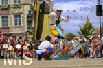 28.06.2026,  Frundsbergfest Mindelheim 2026, ein bekanntes Historisches-Fest im Unterallgäu mit tausenden Mitwirkenden. Die Kreisstadt Mindelheim kehrt für eine Woche ins Mittelalter zurück und feiert ihre historische Geschichte. Am heutigen Sonntag zieht sich der Historische Festzug durch die geschmückte Altstatdt.  Fahnenschwinger Sbandieratori Sansepolcro, aus Italien am Marienplatz