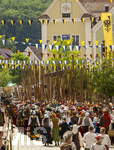 28.06.2026,  Frundsbergfest Mindelheim 2026, ein bekanntes Historisches-Fest im Unterallgäu mit tausenden Mitwirkenden. Die Kreisstadt Mindelheim kehrt für eine Woche ins Mittelalter zurück und feiert ihre historische Geschichte. Am heutigen Sonntag zieht sich der Historische Festzug durch die geschmückte Altstatdt.  