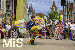 28.06.2026,  Frundsbergfest Mindelheim 2026, ein bekanntes Historisches-Fest im Unterallgäu mit tausenden Mitwirkenden. Die Kreisstadt Mindelheim kehrt für eine Woche ins Mittelalter zurück und feiert ihre historische Geschichte. Am heutigen Sonntag zieht sich der Historische Festzug durch die geschmückte Altstatdt.  Fahnenschwinger Sbandieratori Sansepolcro, aus Italien am Marienplatz