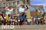 28.06.2026,  Frundsbergfest Mindelheim 2026, ein bekanntes Historisches-Fest im Unterallgäu mit tausenden Mitwirkenden. Die Kreisstadt Mindelheim kehrt für eine Woche ins Mittelalter zurück und feiert ihre historische Geschichte. Am heutigen Sonntag zieht sich der Historische Festzug durch die geschmückte Altstatdt.  Fahnenschwinger Sbandieratori Sansepolcro, aus Italien am Marienplatz