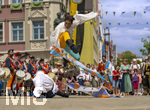 28.06.2026,  Frundsbergfest Mindelheim 2026, ein bekanntes Historisches-Fest im Unterallgäu mit tausenden Mitwirkenden. Die Kreisstadt Mindelheim kehrt für eine Woche ins Mittelalter zurück und feiert ihre historische Geschichte. Am heutigen Sonntag zieht sich der Historische Festzug durch die geschmückte Altstatdt.  Fahnenschwinger Sbandieratori Sansepolcro, aus Italien am Marienplatz