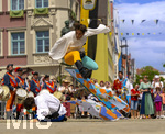 28.06.2026,  Frundsbergfest Mindelheim 2026, ein bekanntes Historisches-Fest im Unterallgäu mit tausenden Mitwirkenden. Die Kreisstadt Mindelheim kehrt für eine Woche ins Mittelalter zurück und feiert ihre historische Geschichte. Am heutigen Sonntag zieht sich der Historische Festzug durch die geschmückte Altstatdt.  Fahnenschwinger Sbandieratori Sansepolcro, aus Italien am Marienplatz
