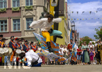 28.06.2026,  Frundsbergfest Mindelheim 2026, ein bekanntes Historisches-Fest im Unterallgäu mit tausenden Mitwirkenden. Die Kreisstadt Mindelheim kehrt für eine Woche ins Mittelalter zurück und feiert ihre historische Geschichte. Am heutigen Sonntag zieht sich der Historische Festzug durch die geschmückte Altstatdt.  Fahnenschwinger Sbandieratori Sansepolcro, aus Italien am Marienplatz