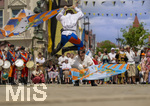28.06.2026,  Frundsbergfest Mindelheim 2026, ein bekanntes Historisches-Fest im Unterallgäu mit tausenden Mitwirkenden. Die Kreisstadt Mindelheim kehrt für eine Woche ins Mittelalter zurück und feiert ihre historische Geschichte. Am heutigen Sonntag zieht sich der Historische Festzug durch die geschmückte Altstatdt.  Fahnenschwinger Sbandieratori Sansepolcro, aus Italien am Marienplatz