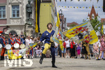 28.06.2026,  Frundsbergfest Mindelheim 2026, ein bekanntes Historisches-Fest im Unterallgäu mit tausenden Mitwirkenden. Die Kreisstadt Mindelheim kehrt für eine Woche ins Mittelalter zurück und feiert ihre historische Geschichte. Am heutigen Sonntag zieht sich der Historische Festzug durch die geschmückte Altstatdt.  Fahnenschwinger Sbandieratori Sansepolcro, aus Italien am Marienplatz