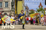 28.06.2026,  Frundsbergfest Mindelheim 2026, ein bekanntes Historisches-Fest im Unterallgäu mit tausenden Mitwirkenden. Die Kreisstadt Mindelheim kehrt für eine Woche ins Mittelalter zurück und feiert ihre historische Geschichte. Am heutigen Sonntag zieht sich der Historische Festzug durch die geschmückte Altstatdt.  Fahnenschwinger Sbandieratori Sansepolcro, aus Italien am Marienplatz