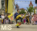 28.06.2026,  Frundsbergfest Mindelheim 2026, ein bekanntes Historisches-Fest im Unterallgäu mit tausenden Mitwirkenden. Die Kreisstadt Mindelheim kehrt für eine Woche ins Mittelalter zurück und feiert ihre historische Geschichte. Am heutigen Sonntag zieht sich der Historische Festzug durch die geschmückte Altstatdt.  Fahnenschwinger Sbandieratori Sansepolcro, aus Italien am Marienplatz