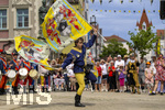 28.06.2026,  Frundsbergfest Mindelheim 2026, ein bekanntes Historisches-Fest im Unterallgäu mit tausenden Mitwirkenden. Die Kreisstadt Mindelheim kehrt für eine Woche ins Mittelalter zurück und feiert ihre historische Geschichte. Am heutigen Sonntag zieht sich der Historische Festzug durch die geschmückte Altstatdt.  Fahnenschwinger Sbandieratori Sansepolcro, aus Italien am Marienplatz