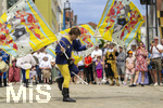 28.06.2026,  Frundsbergfest Mindelheim 2026, ein bekanntes Historisches-Fest im Unterallgäu mit tausenden Mitwirkenden. Die Kreisstadt Mindelheim kehrt für eine Woche ins Mittelalter zurück und feiert ihre historische Geschichte. Am heutigen Sonntag zieht sich der Historische Festzug durch die geschmückte Altstatdt.  Fahnenschwinger Sbandieratori Sansepolcro, aus Italien am Marienplatz