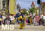 28.06.2026,  Frundsbergfest Mindelheim 2026, ein bekanntes Historisches-Fest im Unterallgäu mit tausenden Mitwirkenden. Die Kreisstadt Mindelheim kehrt für eine Woche ins Mittelalter zurück und feiert ihre historische Geschichte. Am heutigen Sonntag zieht sich der Historische Festzug durch die geschmückte Altstatdt.  Fahnenschwinger Sbandieratori Sansepolcro, aus Italien am Marienplatz