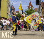 28.06.2026,  Frundsbergfest Mindelheim 2026, ein bekanntes Historisches-Fest im Unterallgäu mit tausenden Mitwirkenden. Die Kreisstadt Mindelheim kehrt für eine Woche ins Mittelalter zurück und feiert ihre historische Geschichte. Am heutigen Sonntag zieht sich der Historische Festzug durch die geschmückte Altstatdt.  Fahnenschwinger Sbandieratori Sansepolcro, aus Italien am Marienplatz