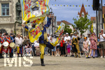 28.06.2026,  Frundsbergfest Mindelheim 2026, ein bekanntes Historisches-Fest im Unterallgäu mit tausenden Mitwirkenden. Die Kreisstadt Mindelheim kehrt für eine Woche ins Mittelalter zurück und feiert ihre historische Geschichte. Am heutigen Sonntag zieht sich der Historische Festzug durch die geschmückte Altstatdt.  Fahnenschwinger Sbandieratori Sansepolcro, aus Italien am Marienplatz